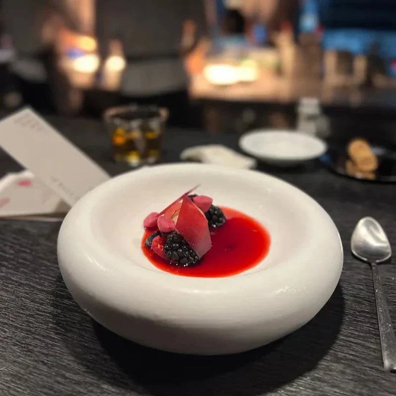 Creative Circular White Ceramic Plate with Double Layer Insulation